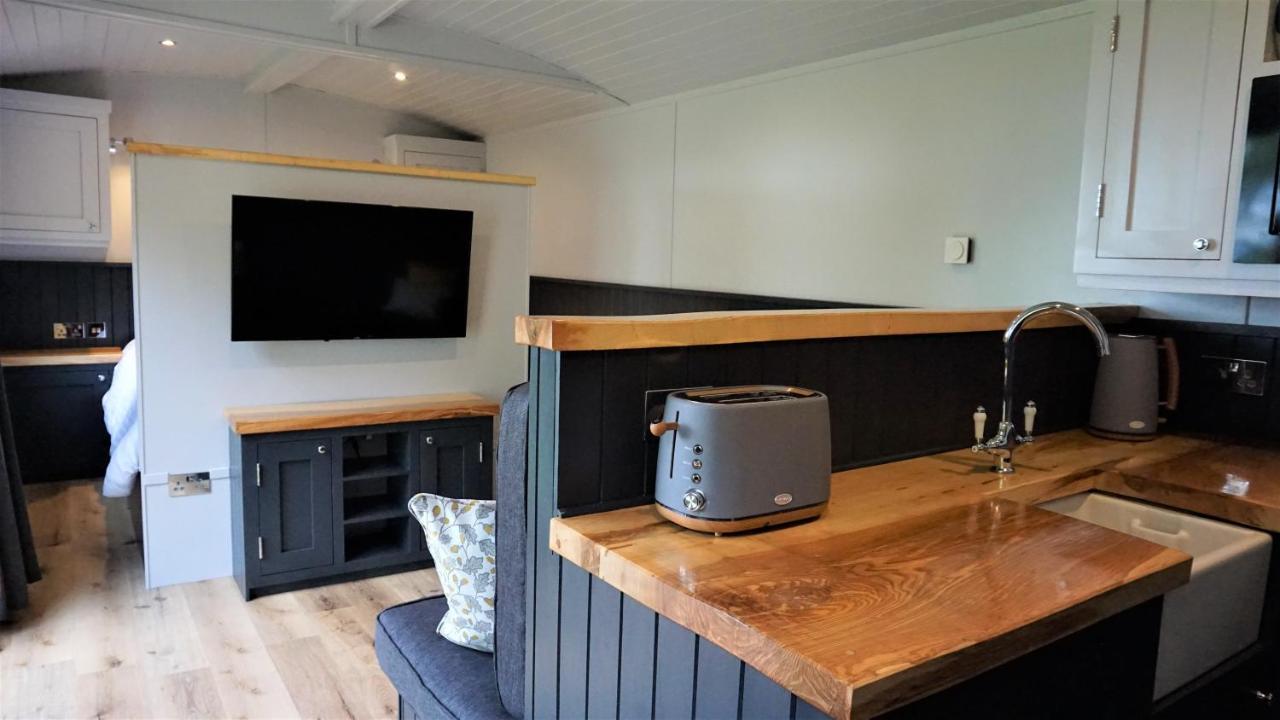 Little Acorn - Luxury Shepherd'S Hut / Lodge With Private Hot Tub And Garden Llanfyllin Exterior photo