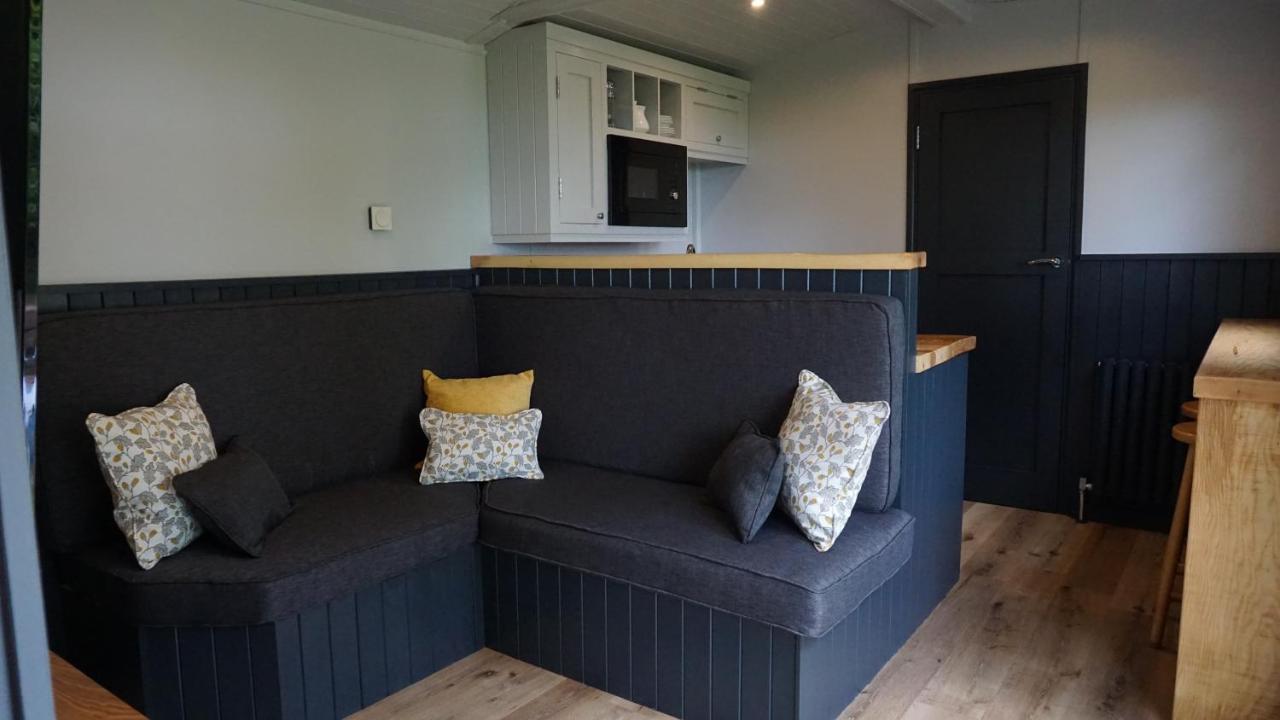 Little Acorn - Luxury Shepherd'S Hut / Lodge With Private Hot Tub And Garden Llanfyllin Exterior photo