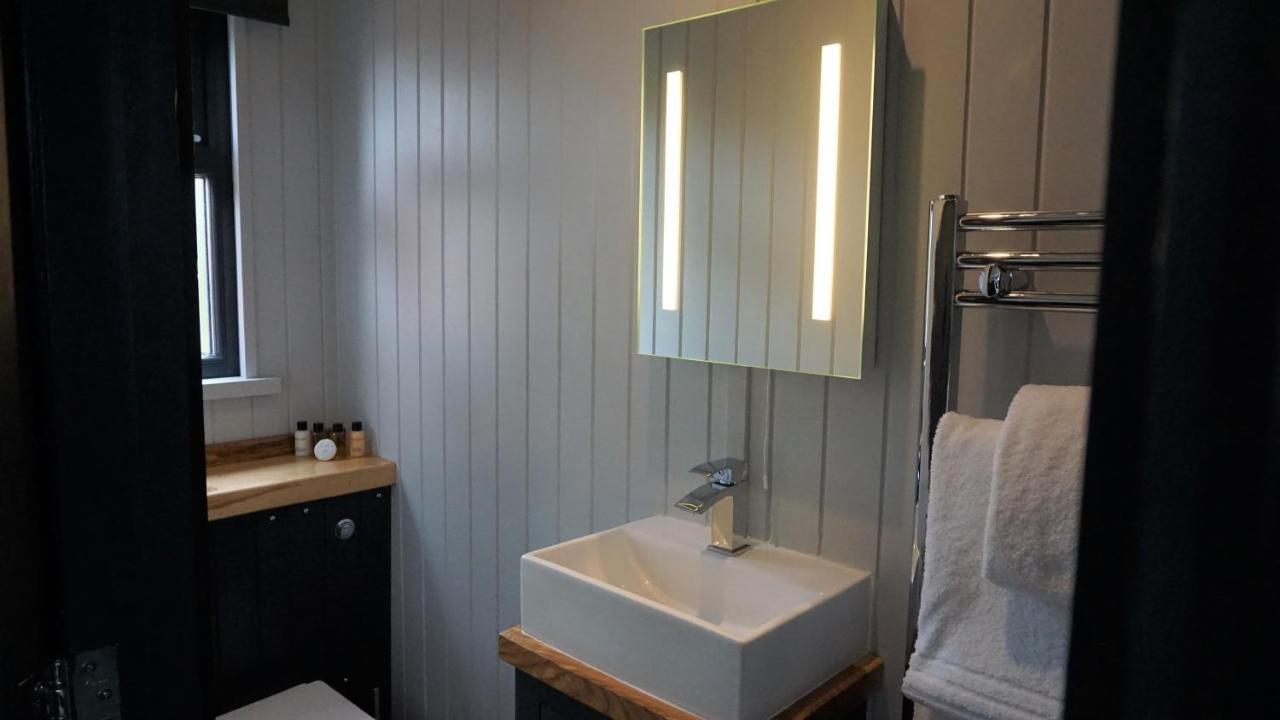 Little Acorn - Luxury Shepherd'S Hut / Lodge With Private Hot Tub And Garden Llanfyllin Exterior photo