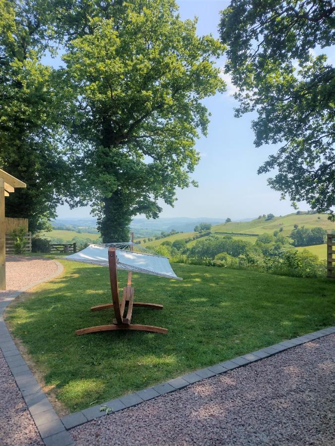 Little Acorn - Luxury Shepherd'S Hut / Lodge With Private Hot Tub And Garden Llanfyllin Exterior photo