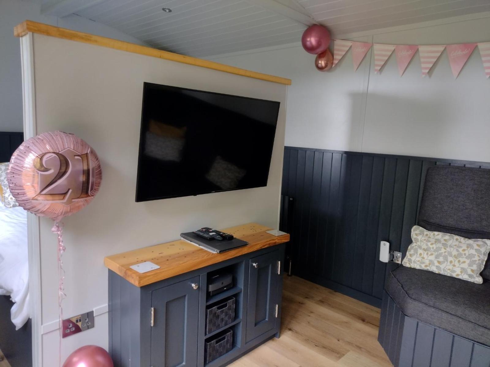 Little Acorn - Luxury Shepherd'S Hut / Lodge With Private Hot Tub And Garden Llanfyllin Exterior photo