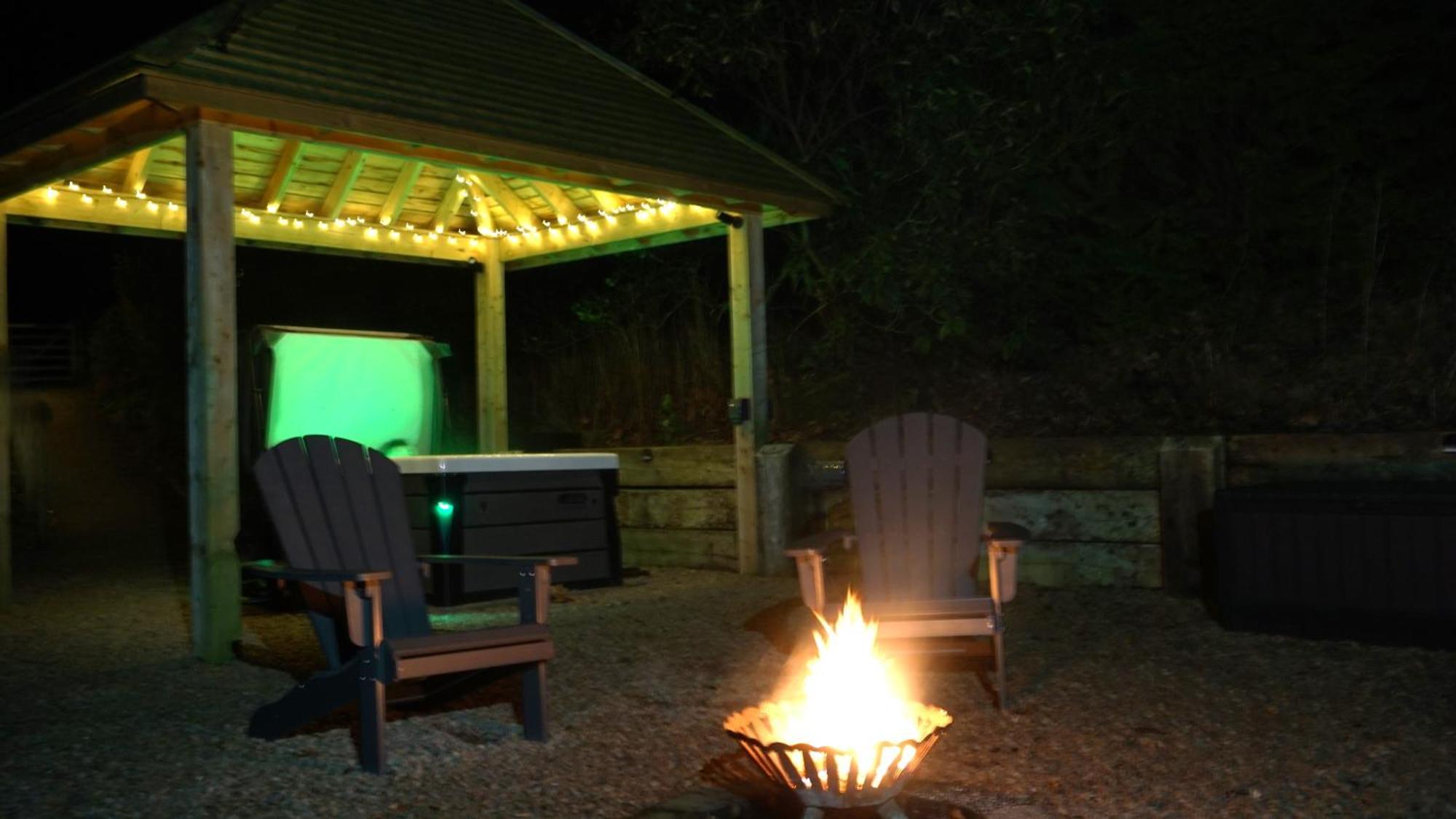 Little Acorn - Luxury Shepherd'S Hut / Lodge With Private Hot Tub And Garden Llanfyllin Exterior photo